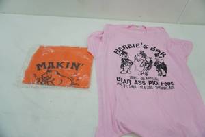 lot 213 image: Vintage Makin Bacon N Eggs Novelty Hand Towel Herbies Bar T-Shirt 1991