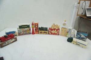 lot 220 image: Vintage Avon Perfume, Aftershave, & Cologne Bottles with Original Boxes
