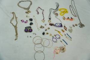 lot 236 image: Vintage Costume Jewelry