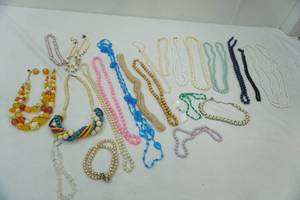 lot 237 image: Vintage Pearl & Rhinestone choker necklace and other Vintage beaded necklaces