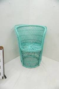 lot 265 image: Vintage Turquoise Toddler Wicker Peacock Chair
