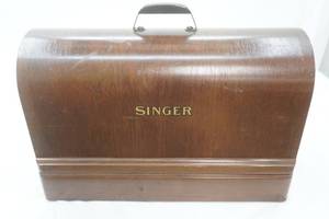lot 270 image: Vintage Singer Sewing Machine with Wooden Cover. Model 15-91. Very good Condition.