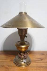lot 277 image: Vintage Brass Table Lamp, made to look like an oil lamp