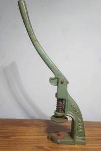 lot 283 image: Vintage Handy Junior Button Covering and Cutting Machine