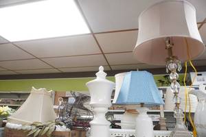 lot 305 image: Collectible Ceramics and Decor Lot