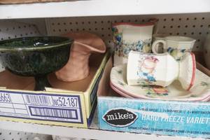 lot 306 image: Collectible Vintage Ceramics Lot