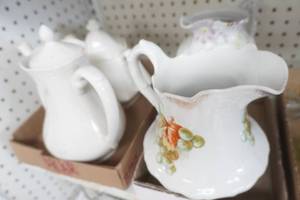 lot 307 image: Collectible Vintage Ceramics and Glassware Lot