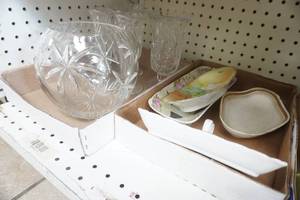 lot 311 image: Collectible Vintage Ceramics and Glassware Lot