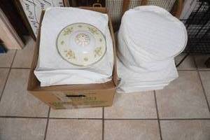 lot 310 image: Collectible Vintage China Set