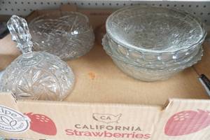 lot 313 image: Collectible Vintage Ceramics and Glassware Lot