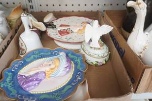 lot 315 image: Collectible Vintage Ceramics and Crystal Glassware