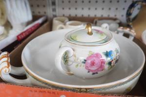 lot 316 image: Collectible Vintage Ceramics, Crystal Glassware, Spongeware and more