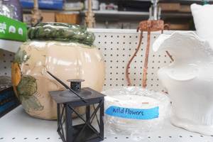 lot 318 image: Collectible Ceramics, Ironstone and Home Decor