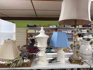 lot 305 image: Collectible Ceramics and Decor Lot