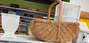 lot 329 image: Home Decor