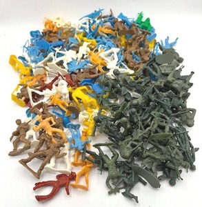 lot 17 image: Vintage Army Men & Western Cowboy Figures Toy Lot