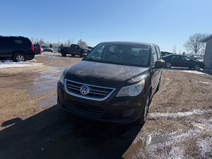 lot 5 image: 2010 Volkswagen Routan