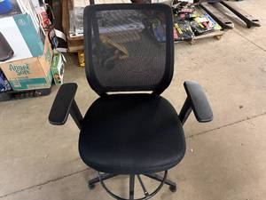 lot 21 image: Black Swivel Office Chair