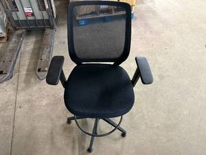 lot 22 image: Black Swivel Office Chair