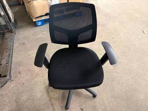 lot 25 image: Black Swivel Office Chair