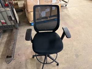 lot 26 image: Black Swivel Office Chair