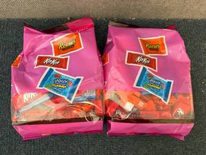 lot 238 image: Mm. 2X Party Size Mix Of ReeseS, Kitkat & Jolly Rancher Gummie Minis