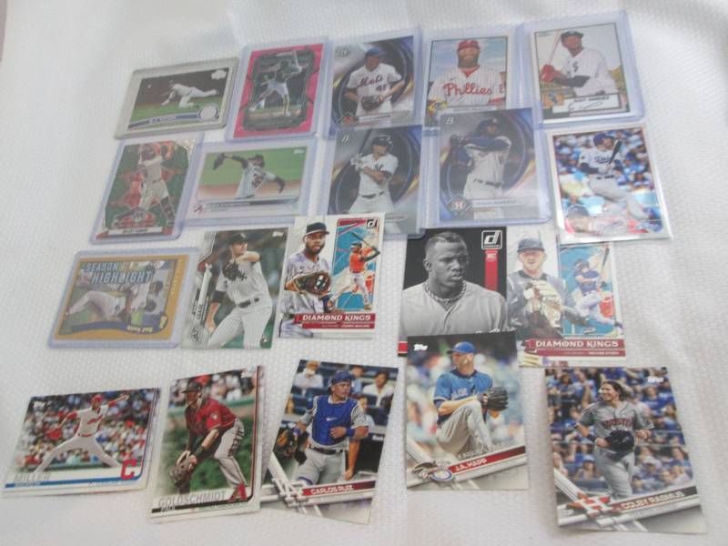 lot 67 image: 20 Assorted Baseball Cards...