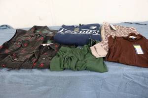 lot 621 image: 6 Size S womens tops new with tags...