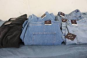 lot 643 image: 6 Pairs of womens AVA & VIV jeans ...