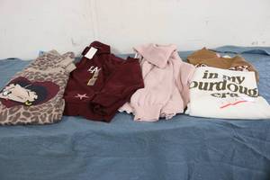 lot 664 image: 6 Size S womens tops new with tags...