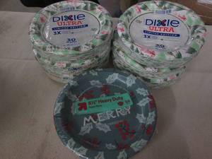lot 546 image: 8 Packs of assorted paper plates...