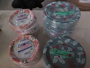 lot 547 image: Lot of assorted paper plates...