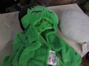 lot 579 image: Kids Marvel Avengers shawl with a r...