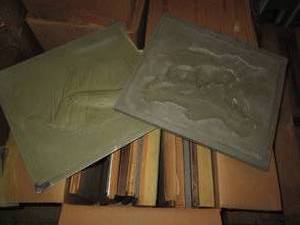 lot 702 image: Box of 14 wood and metal molds or w...