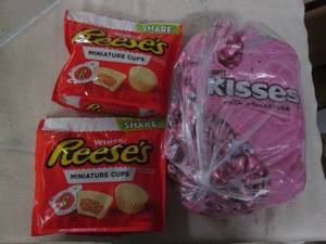lot 715 image: Hershey kisses and Reeses white ch...