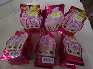 lot 717 image: 6 Yummie land body scent kits...