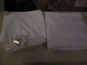 lot 735 image: 2 Bath towels...