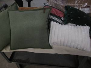 lot 736 image: Lot of pillows...