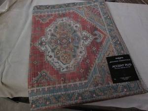 lot 748 image: 26 x 30 accent rug...