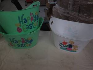 lot 751 image: 5 Plastic Easter baskets...