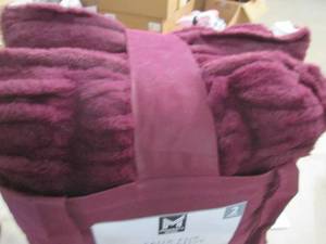 lot 779 image: 2 Faux fur decorative pillows in a ...