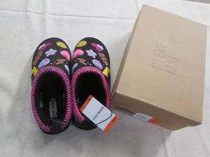 lot 783 image: Steve Madden Girls size 5 slippers...