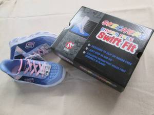 lot 793 image: Sketchers swift fit Kids size 1 sho...