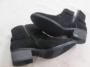 lot 798 image: White Mountain size 6.5 boots...