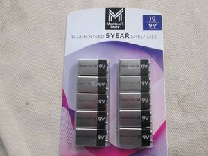 lot 770 image: 12 Members Mark 9 Volt batteries...