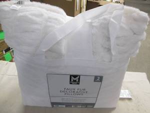 lot 773 image: 2 Faux fur decorative pillows in a ...