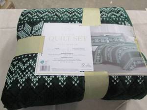 lot 774 image: 3 Piece full or queen quilt set...