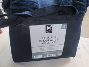 lot 775 image: 2 Faux fur decorative pillows in a ...
