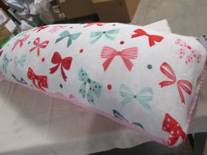 lot 778 image: Members Mark body pillow...