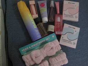 lot 801 image: Best of vanilla Care set with eye m...